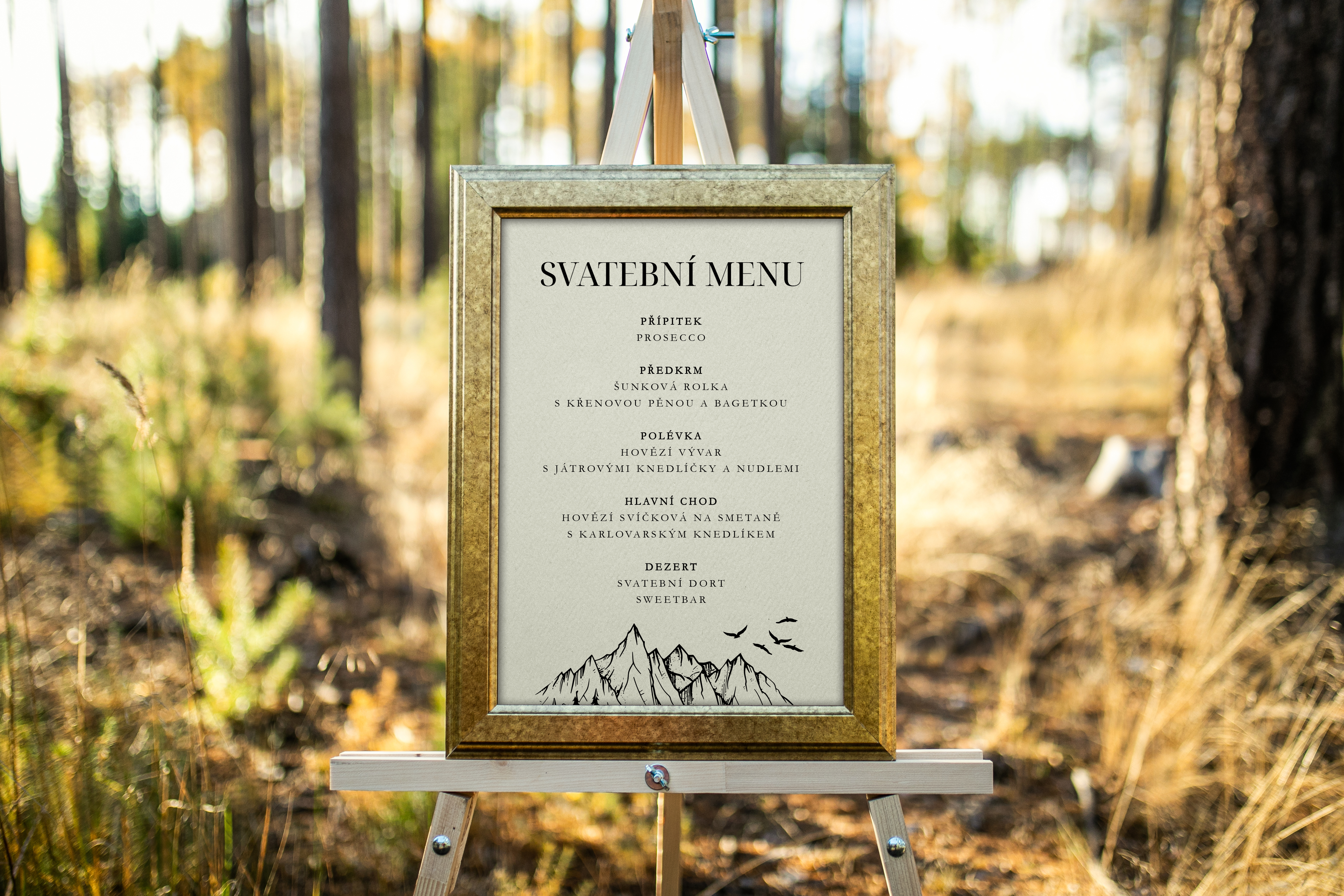 Detail smetanového papíru svatebního menu s ražbou